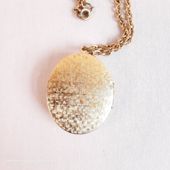 Filagree Scroll Locket Necklace And Gold Tone Textured Cable Chain - Picture 8 of 12